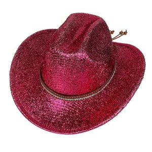 Détail d'un chapeau de cowboy rose à paillettes avec sangle marron ornée de strass