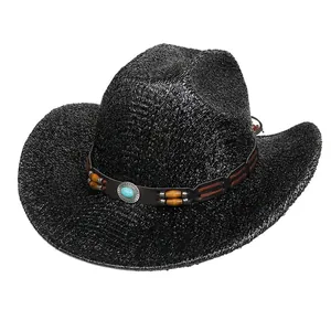 Détail d'un chapeau de cowboy avec bandeau perlé marron et ornement en pierre turquoise