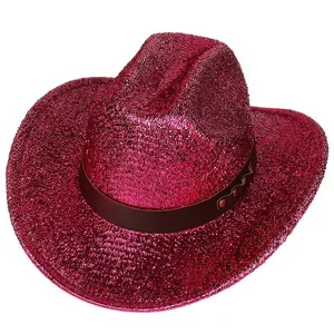 Detalle de sombrero de vaquero rosa brillante con banda de cuero sintético y remaches