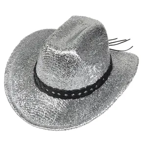 Vue détaillée d'un chapeau de cow-boy à paillettes argentées avec ruban noir tressé