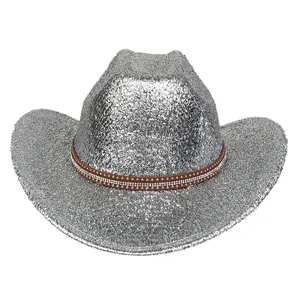 Détail du chapeau de cowboy à paillettes argentées avec bandeau en cuir et rivets