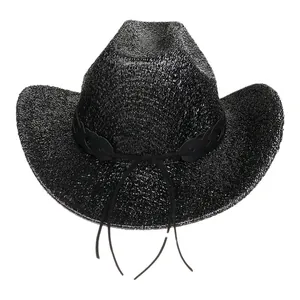 Détail d'un chapeau de cowboy noir pailleté avec franges décoratives et bande en cuir