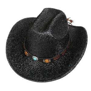 Détail d'un chapeau de cowboy en paille noire avec bande cuir, perles et turquoise
