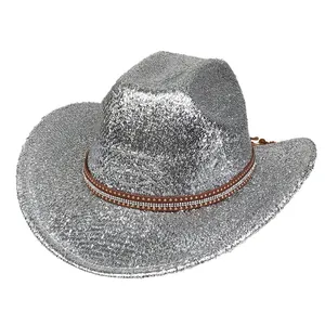 Détail du chapeau de cowboy à paillettes argentées avec bandeau cuir et strass brillants