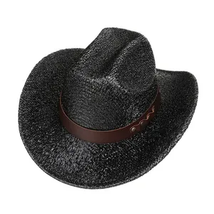 Detalle de sombrero vaquero tejido negro con banda de cuero marrón y remaches dorados