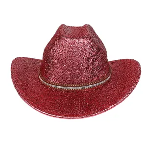 Vue détaillée d'un chapeau de cowboy à paillettes rouges avec bande décorative