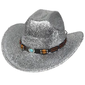 Détail du chapeau de cowboy argenté avec cordon marron et perle de turquoise décorative