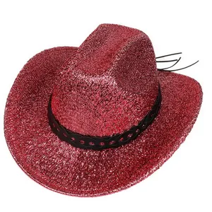 Gros plan sur un chapeau de cow-boy rouge à paillettes avec ruban noir tressé