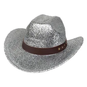 Detalle del sombrero de vaquero con lentejuelas plateadas con tachuelas y tela brillante