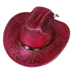 Détail d'un chapeau de cowboy rose avec texture pailletée et bande en turquoise