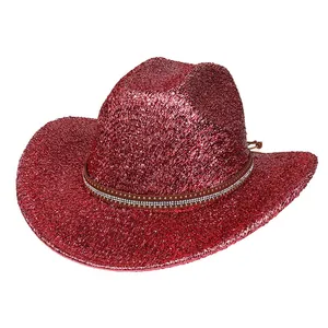 Détail du chapeau de cowboy à paillettes rouges avec bande en strass et cordon de serrage