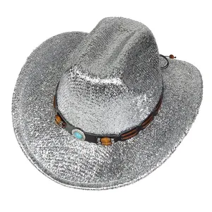 Détail d'un chapeau de cowboy argenté avec paillettes, perles en bois et bouton turquoise