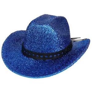 Détail d'un chapeau de cowboy bleu pailleté avec ruban tressé noir pour la fête