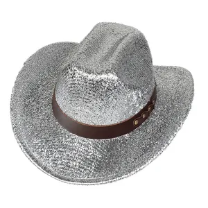 Detalle de sombrero vaquero de lentejuelas plateadas con banda de cuero y tachas