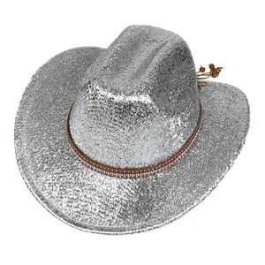 Gros plan d'un chapeau de cowboy à paillettes argentées avec bande en cuir et cordon