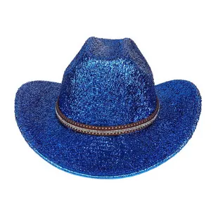 Détail d'un chapeau de cowboy bleu brillant à paillettes avec bande à strass marron