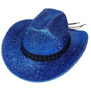 Détail d'un chapeau de cow-boy bleu scintillant avec ruban noir et cordon de serrage