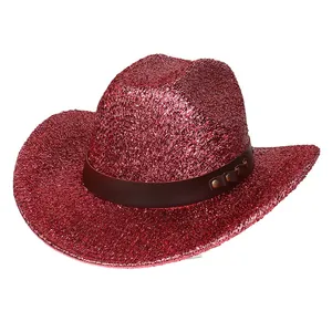 Sombrero vaquero rosa con lentejuelas brillantes y banda con tachuelas sobre fondo blanco