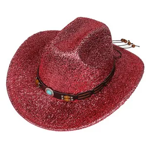 Détail du chapeau de cowboy rouge scintillant avec pierre turquoise et perles brunes