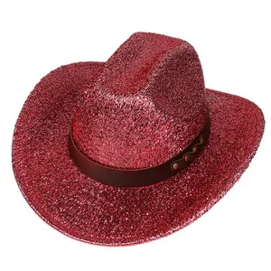 Detalle de sombrero de vaquero rojo brillante con banda de cuero y tachuelas