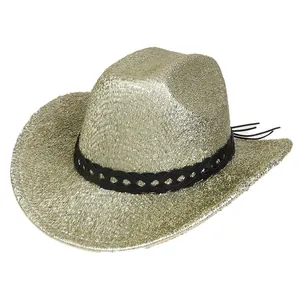 Vue macro d'un chapeau de cowboy doré à paillettes avec bande décorative tissée noire