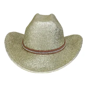 Gros plan détaillé d'un chapeau de cowboy doré à paillettes avec bande en cuir strass