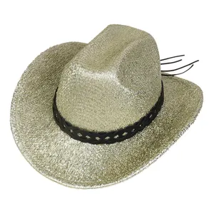 Gros plan d'un chapeau de cowboy doré à paillettes avec bordure tressée noire et cordon