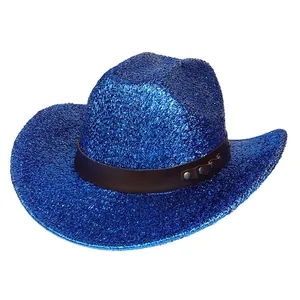 Detalle de sombrero vaquero azul con lentejuelas, banda de cuero con remaches y acabado metal