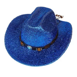 Détail d'un chapeau de cowboy bleu à paillettes avec perles et turquoise ethnique