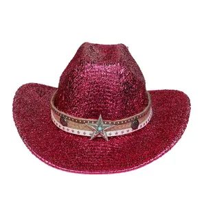 Dettaglio stella d'argento e texture glitterata sul cappello da cowboy rosa acceso