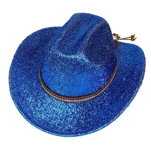 Détail du chapeau de cowboy à paillettes bleues avec bande en strass et perles en bois