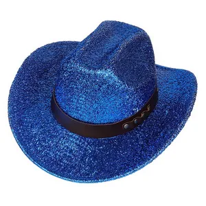 Detalle de sombrero vaquero azul de lentejuelas con banda de cuero y tachuelas