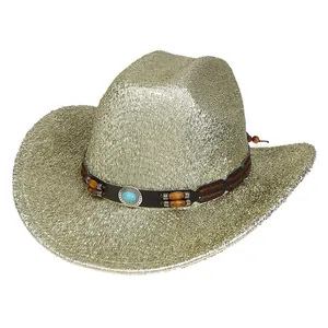 Détail d'un chapeau de cowboy doré avec bandeau à perles brunes et accent turquoise