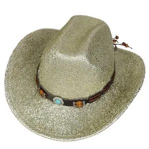 Détail chapeau cowboy doré brillant avec bande perlée turquoise et large bordure