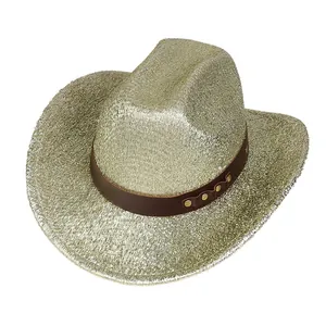 Detalle de sombrero vaquero rosa con acabado dorado metálico y banda con remaches