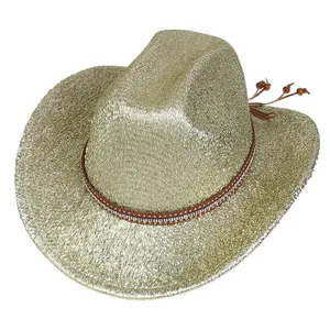 Détail d'un chapeau de cowboy doré à paillettes avec bande en cuir et strass brillants
