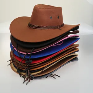 Dettaglio di cappelli da cowboy colorati con finiture intrecciate e rivetti metallici