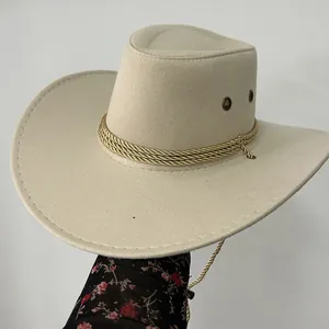 Dettaglio del cappello cowboy beige scamosciato con fori metallici e corde dorate