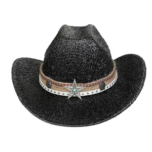 Dettaglio cappello cowboy nero glitterato con fascia decorata con stella turchese