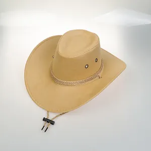 Dettaglio cappello da cowboy in finta pelle scamosciata con fascia intrecciata e sottogola