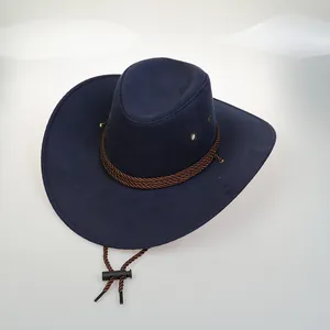 Dettaglio del cappello da cowboy blu navy con cinturino intrecciato e occhielli in metallo