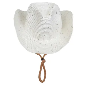 Detail eines weißen Stroh-Cowboyhuts mit Goldpailletten und verstellbarem Kinnband