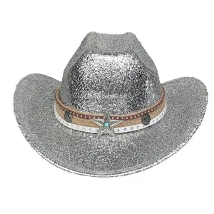 Dettaglio di cappello da cowboy con paillettes argento e fascia decorativa stile etnico