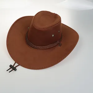 Dettaglio di cappello cowboy in pelle scamosciata marrone con fascia intrecciata e cordino