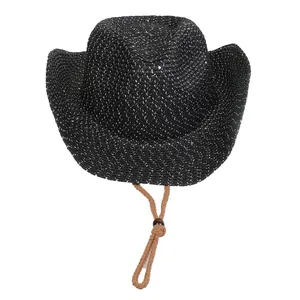 Detail eines schwarzen Cowboyhuts aus Stroh mit Pailletten und verstellbarem Kinnriemen