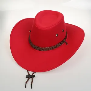 Vista dall'alto del cappello da cowboy in feltro rosso con treccia e cordino regolabile