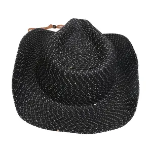 Detail eines schwarzen Stroh-Cowboyhuts mit Goldpailletten und braunem Kinnband