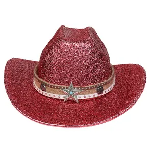 Dettaglio cappello da cowboy con paillettes rosse con stella d'argento e perla blu
