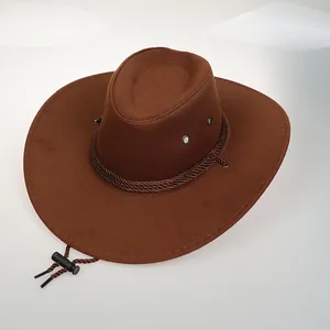 Dettaglio cappello da cowboy marrone in finta pelle scamosciata con cordino intrecciato