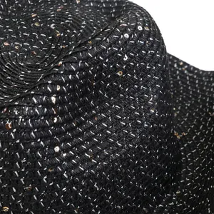 Detail der schwarzen Strohhut-Webstruktur mit Silberfäden und Metallic-Pailletten